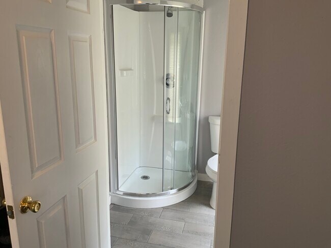 Bath - 582 N Volusia Ave