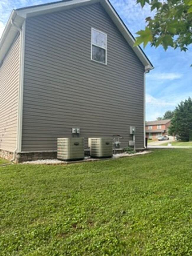 Building Photo - Maryville 37803 - 3 bedroom 2.5 bath home - Call Debra Johnson (865) 591-8281