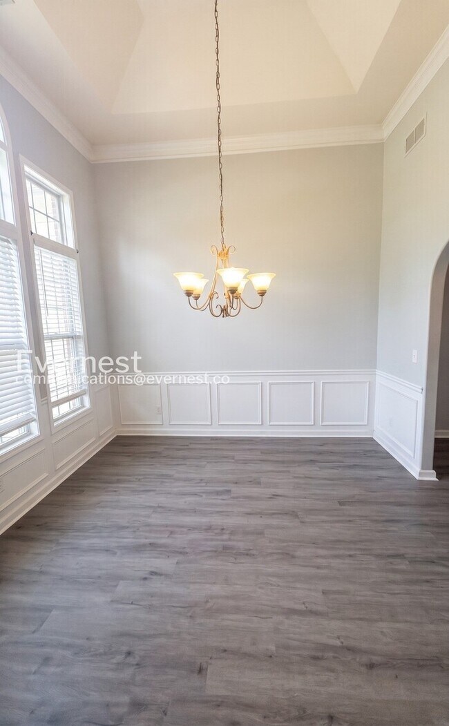 Building Photo - Limited Time Special Offer / 4 Bed, 2 Bath Home with Garage / Pet-Friendly / Available Now!