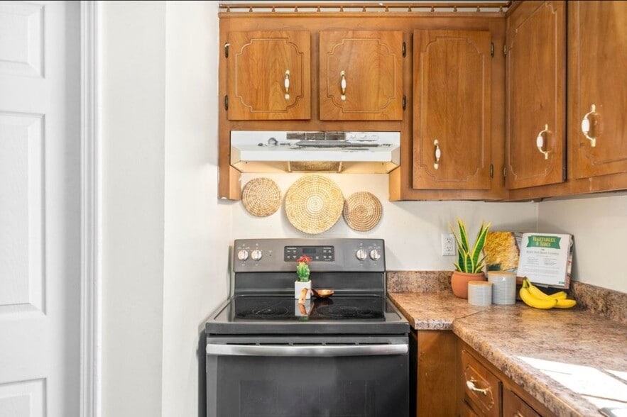 Building Photo - 1017 Bush Ave