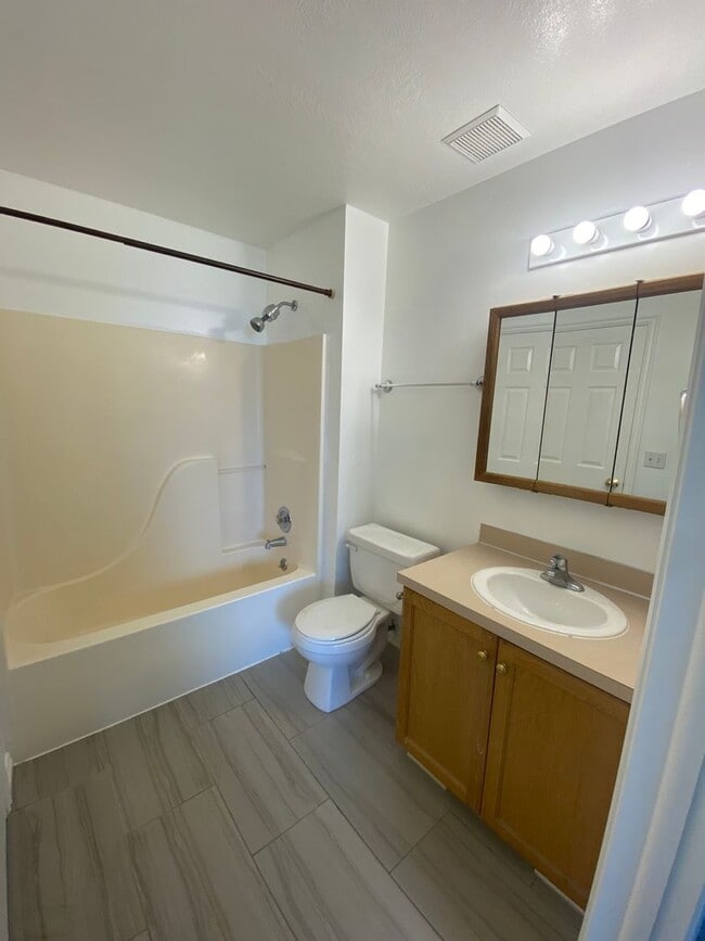 Building Photo - 1556 Talon Dr