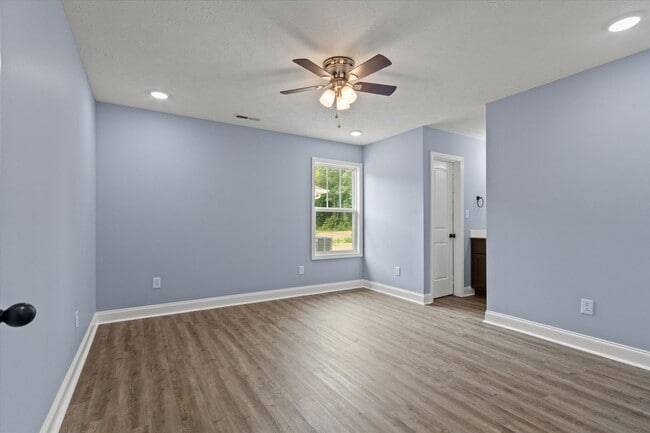 Building Photo - Move In Ready Duplex! $1,200 Rent Credit on 13 Month Lease.