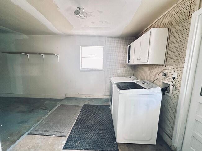 Building Photo - 425 Zephyr Dr