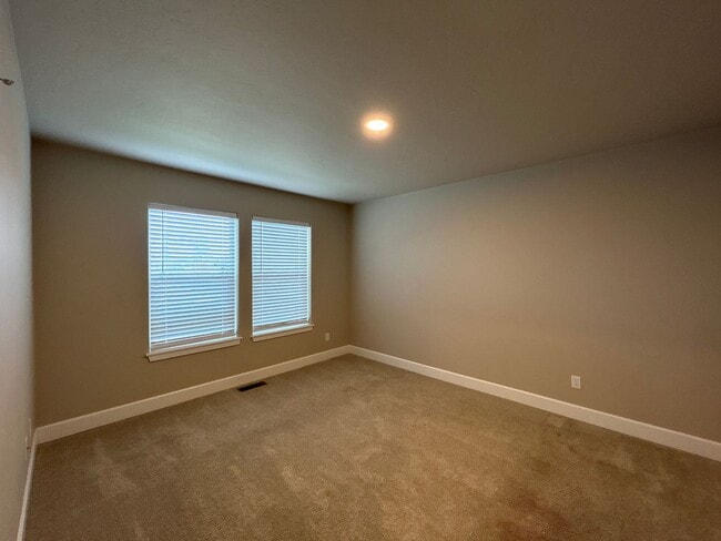 Building Photo - Beautiful 3 Bedroom / 2 Bathroom Home in S...