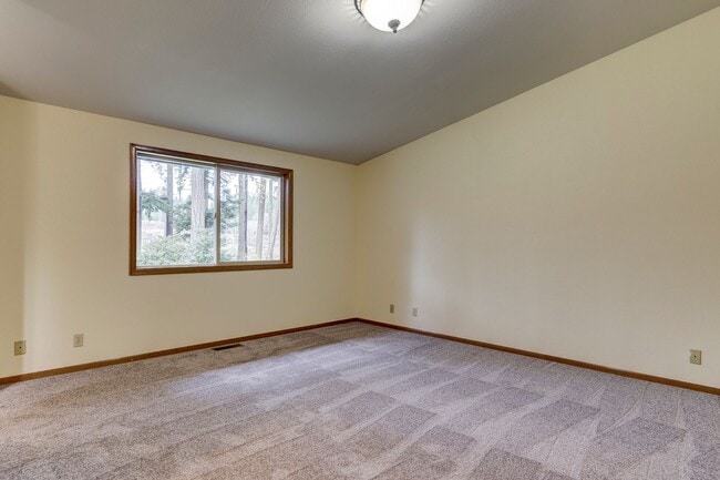 Building Photo - 3 Bedroom 2.5 bathroom nestled in woods with water view