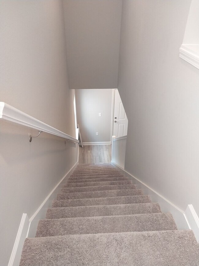 Building Photo - Gorgeous 3 Bedroom 2.5 Bath Townhome