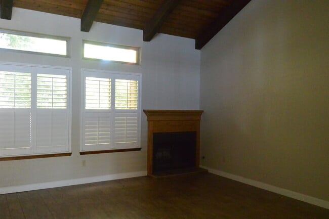 Building Photo - 1933 S Royal Oaks Dr