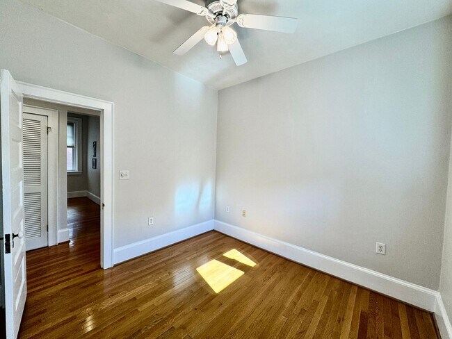 Building Photo - Amazing Garden-Style Condo Available NOW! ...