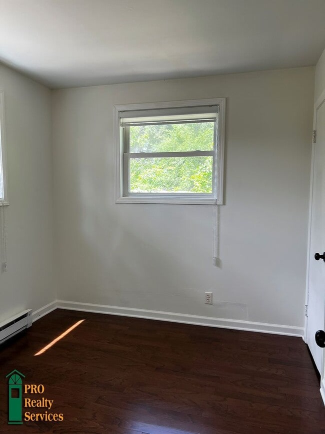 Building Photo - 3 Bedroom Bungalow in St. Louis Park