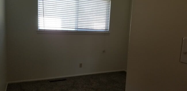 Building Photo - 3 bedroom, 1 bath rance style home on corner lot.