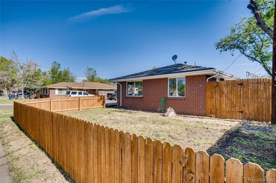 Building Photo - 4415 W Tennessee Ave