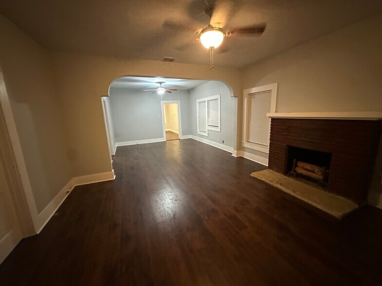 Building Photo - 1118 Santa Anna