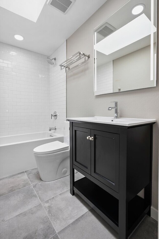 Building Photo - Inviting Everett Home Featuring 3 Bedrooms, Fireplace, and Fully Fenced Backyard