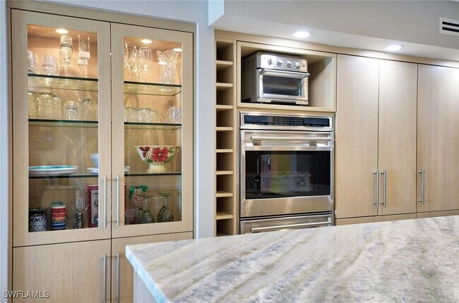 Building Photo - 1977 Gulf Shore Blvd N