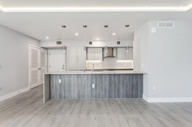 Building Photo - 111 SE 1st Ave