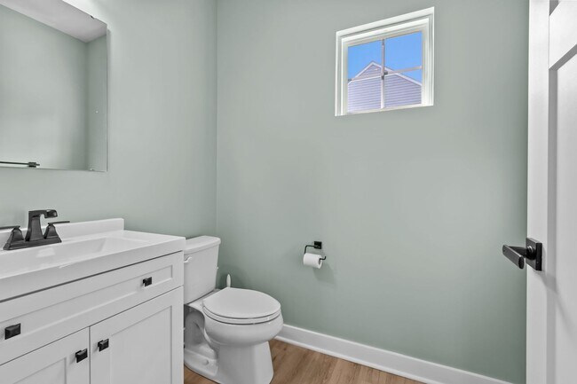 Building Photo - Luxurious 4-bed