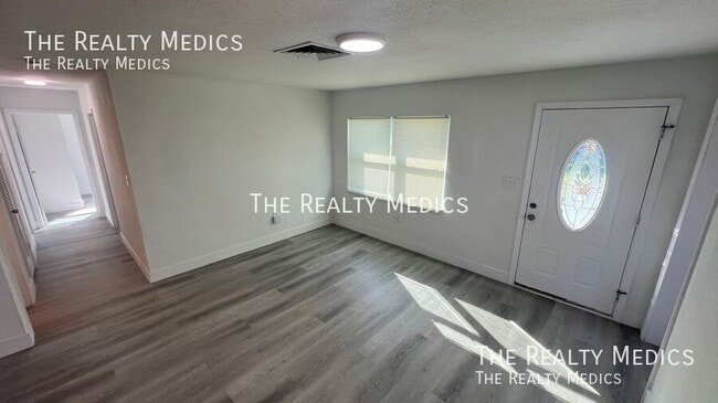 Building Photo - 2530 N Palm Dr