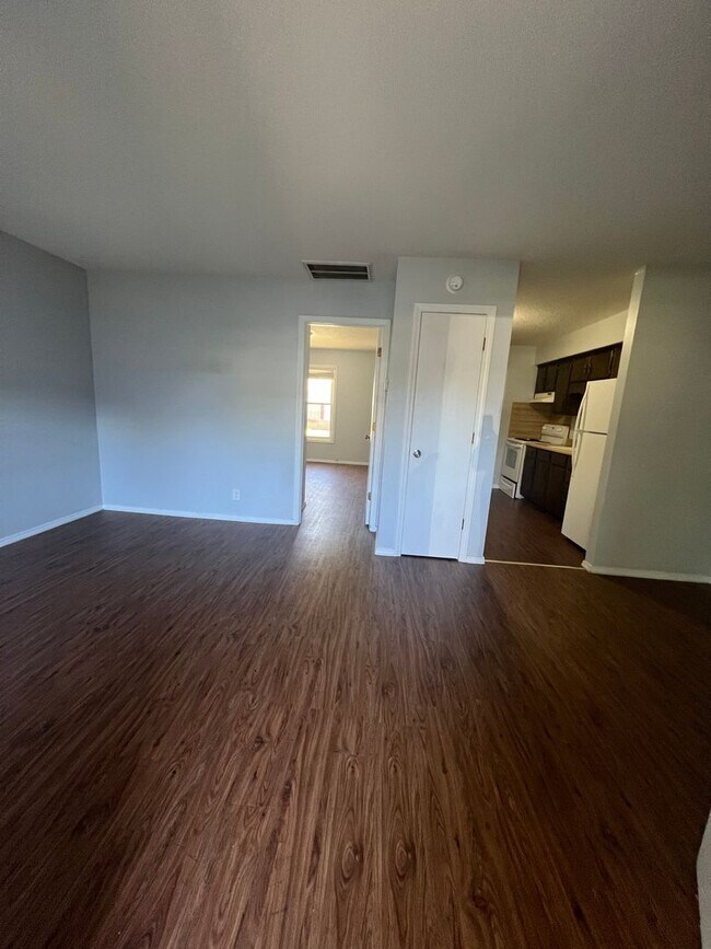 Building Photo - 1 bedroom 1 bath duplex available now!