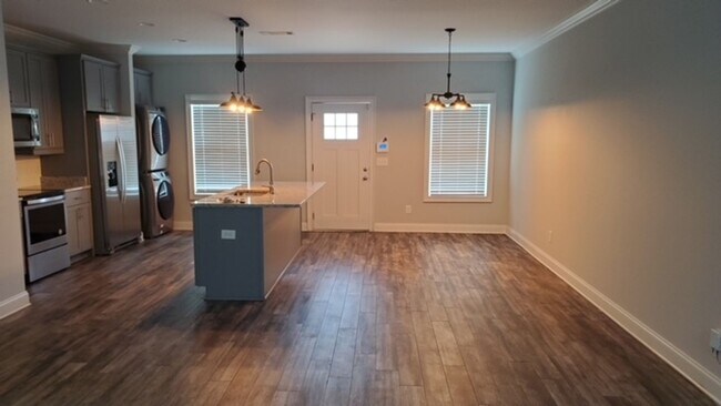 Building Photo - College Oaks A101