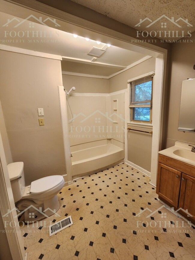 Building Photo - Charming 3-Bedroom Brick Home in Anderson,...