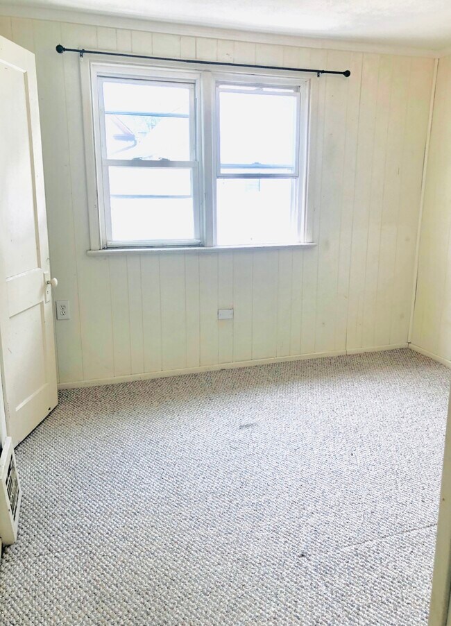 Building Photo - 1926 E 123rd St