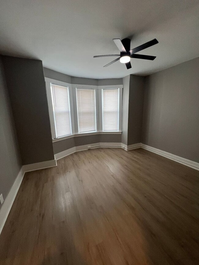 Building Photo - 5 Bedroom House