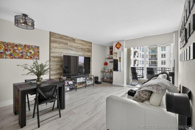 Building Photo - 403 S Sapodilla Ave