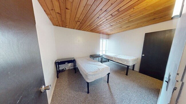 Building Photo - 912 S Forest Ave