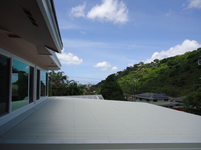 Building Photo - Remodeled 3 bedroom, 2 Bath Home in Pauoa ...