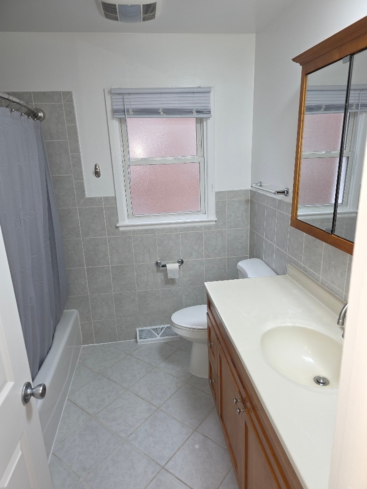 Main bathroom - 826 E Capri Dr
