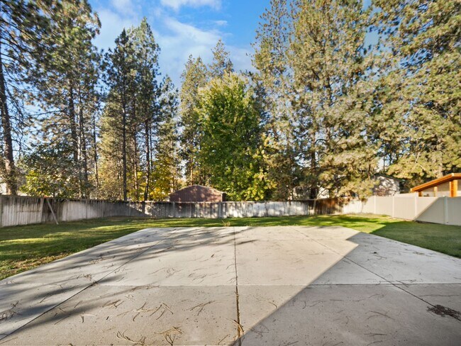 Building Photo - Spacious Home with Fenced Yard & Garage – ...