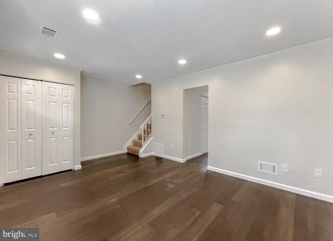 Building Photo - 11859 Oak Manor Dr