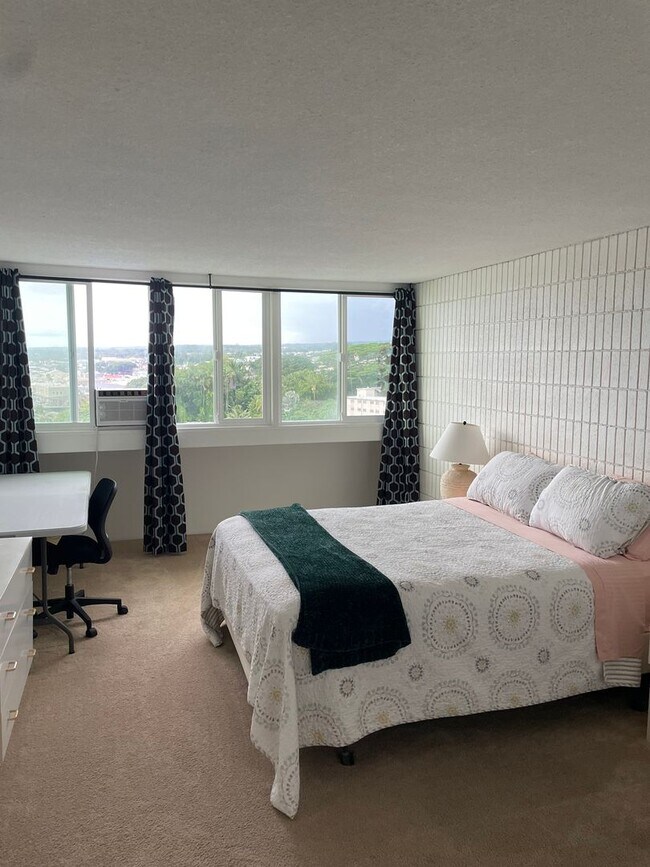 Building Photo - Beautiful Ocean View & Conveniently Located