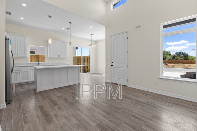 Building Photo - 485 Trumpet