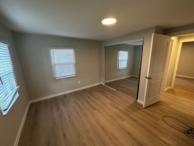 Building Photo - Charming Two Bedroom Pet Friendly Home in ...