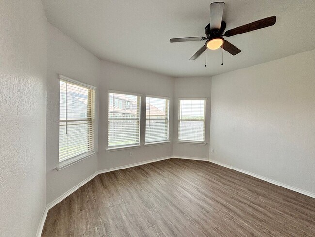Building Photo - 1 Story Home with 4 Bedrooms!