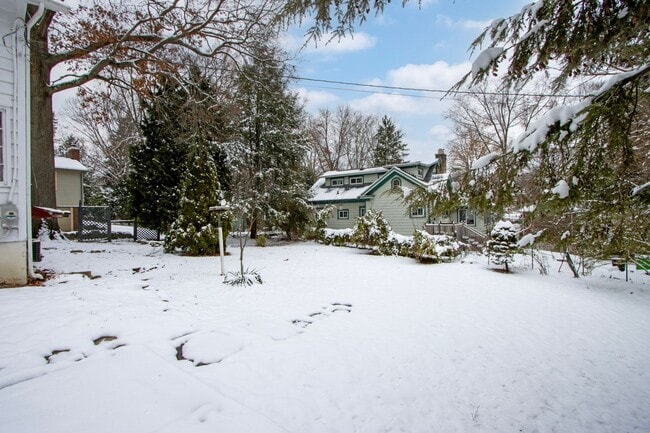 Building Photo - Two bedroom single-family home