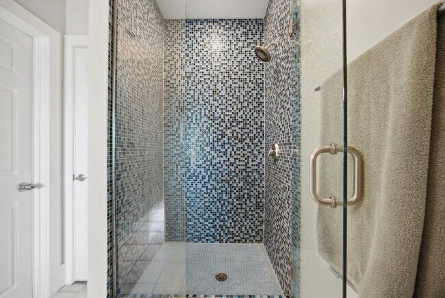 Building Photo - 261 S Limestone