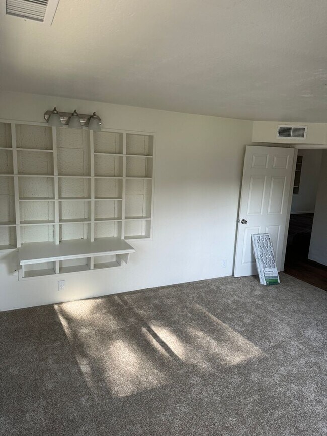 Building Photo - $500 Move-In Special! Remodeled Unit with ...