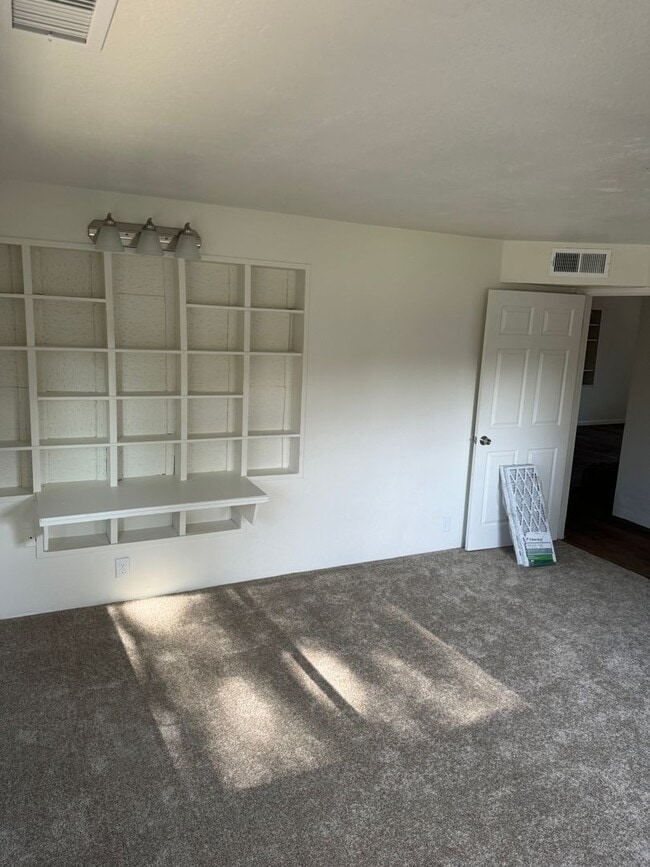 Building Photo - Back Unit of a Great Duplex in the Heart o...