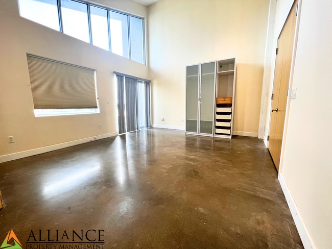 Building Photo - Maintenance Free Living ~ Close to KSU & Aggieville ~ Pet Friendly