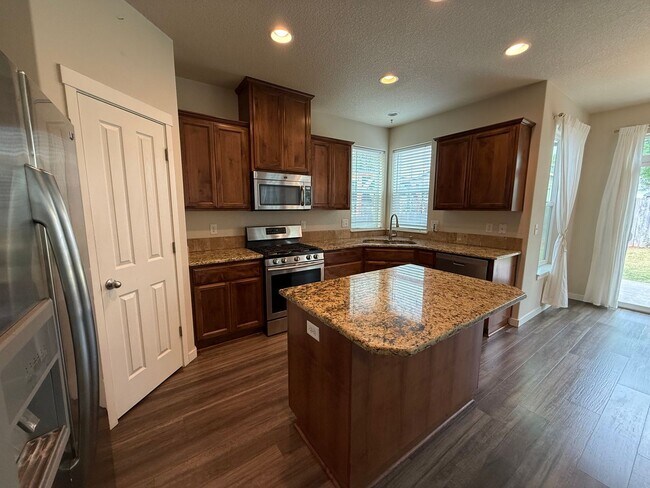 Building Photo - Gorgeous 4Bd/2.5Ba Craftsman Home in East Vancouver!