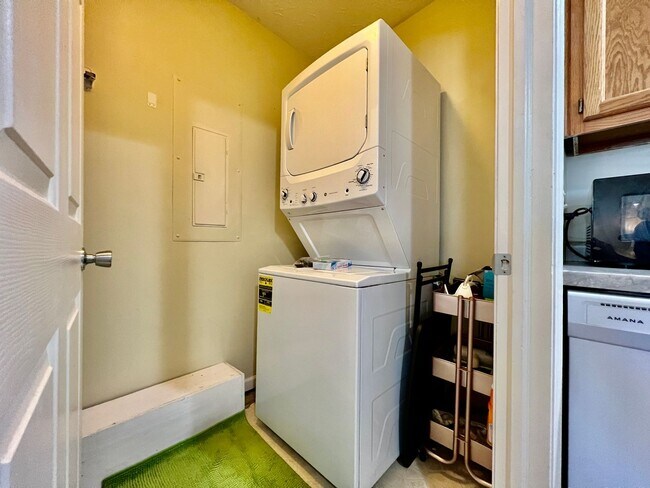 Building Photo - 3 Bedroom 1 Bathroom Attached House