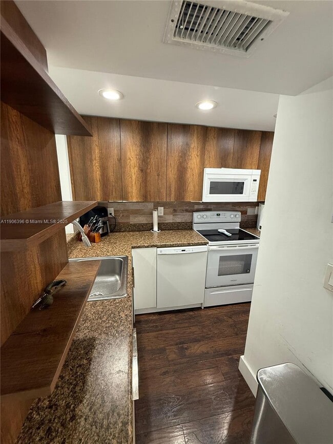 Building Photo - 9220 Fontainebleau Blvd