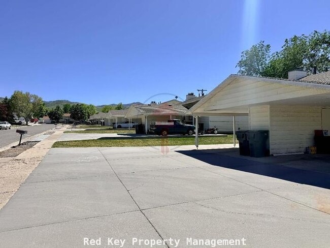 Building Photo - Noble Rd. Duplex
