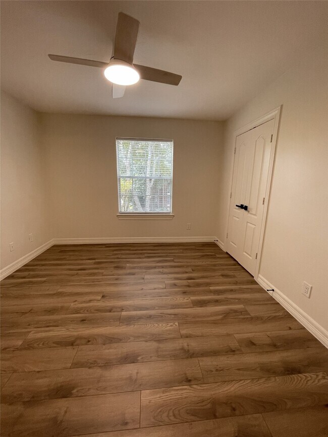 Building Photo - 5622 Lake Pl Dr