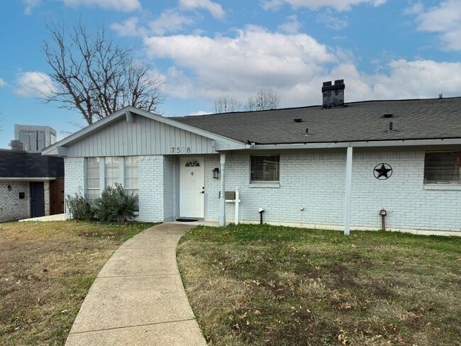 Building Photo - 7528-7528 Thistle Ln