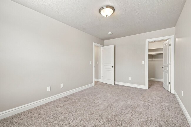 Building Photo - Quiet & Spacious 4 Bed Holladay Home – Walk-In Closets & Big Backyard!!!