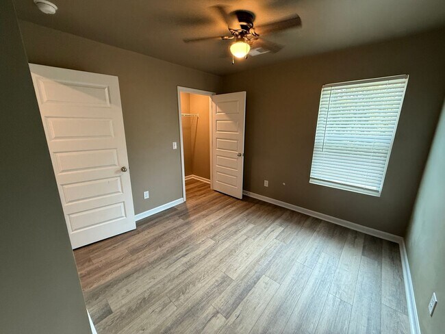 Building Photo - Open concept 4 bed, 2.5 bath home with fen...
