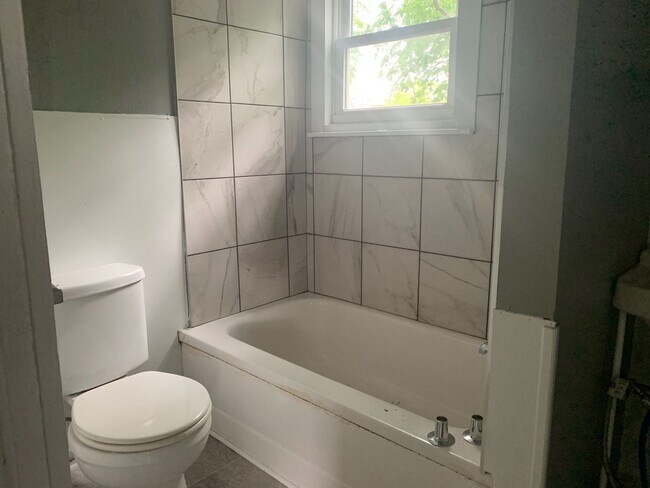 Building Photo - 2 bed/2 bath, 720 sqft home! 413 W Nichols...